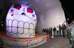Querétaro tiene la ‘calavera de azúcar’ más grande del mundo