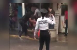 “Si que cumple con su deber”; reconocen trabajo de mujer tránsito