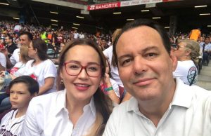 Que su esposa “sí es maestra”, dice titular de Protección Civil