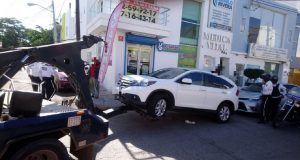 Les cayó el chauiztle… Tránsito retira vehículos ‘estorbosos’ del Mercadito