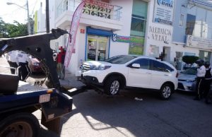Les cayó el chauiztle… Tránsito retira vehículos ‘estorbosos’ del Mercadito