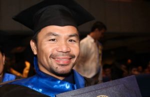 “Nunca es muy tarde”, dice Manny Pacquiao, al graduarse a sus 40 años