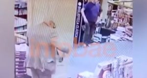 Cachan robando un libro a embajador de México en Argentina