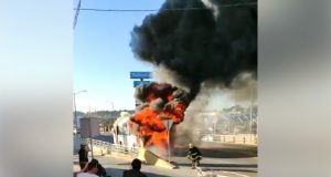 Camión de la ruta “Huizaches” se incendia a la altura de Walmart 68, en Culiacán