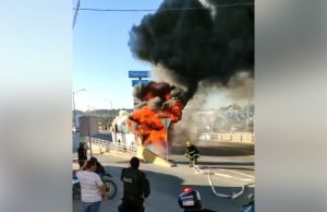 Camión de la ruta “Huizaches” se incendia a la altura de Walmart 68, en Culiacán