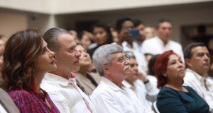 Quirino vacuna al Secretario de Salud