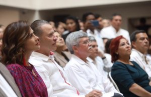 Quirino vacuna al Secretario de Salud