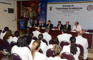 Rector entrega titularidades académicas a personal del CIDOCS