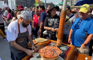 Tacos gobernador e inflable de los “Monos Bichis” toman el “Corazón de México”
