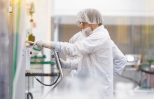 Laboratorios Pfizer, Moderna y J&J trabajan en dosis contra Ómicron