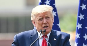 Amplía Donald Trump medidas contra el coronavirus hasta el 30 de abril