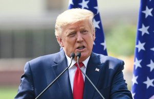 Amplía Donald Trump medidas contra el coronavirus hasta el 30 de abril