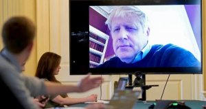 El primer ministro del Reino Unido a terapia intensiva; cede el mando