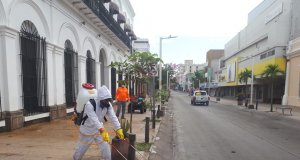 Sanitizan las calles del centro de Culiacán, para disminuir contagios de COVID-19