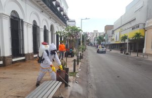Sanitizan las calles del centro de Culiacán, para disminuir contagios de COVID-19