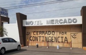 Autoridades supervisan que hoteles y moteles se mantengan cerrados por COVID-19