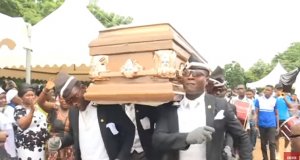 ¿Sabes de dónde salieron los africanos del meme del ataúd? Aquí te decimos…