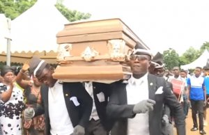 ¿Sabes de dónde salieron los africanos del meme del ataúd? Aquí te decimos…