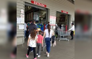 Ignoran advertencia y van en familia a hacer compras al súper en Culiacán