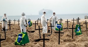 Playas de Copacabana en Brasil convertidas en cementerio como protesta