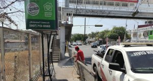 Sanitizan paraderos de camiones sobre vialidades principales