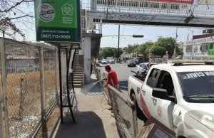 Sanitizan paraderos de camiones sobre vialidades principales