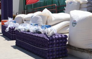 Entrega DIF Sinaloa alimento para granjas avícolas