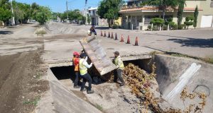 Retiran sillón de canal en Barrancos; piden a ciudadanos no arrojar basura