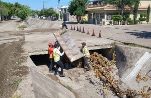 Retiran sillón de canal en Barrancos; piden a ciudadanos no arrojar basura