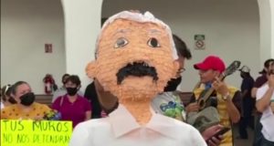 Con piñata y ‘entonados’, comerciantes le reclaman a Estrada Ferreiro