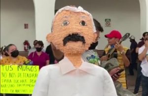 Con piñata y ‘entonados’, comerciantes le reclaman a Estrada Ferreiro