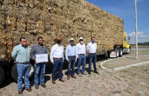 SEDEA entrega apoyos de forraje y agua en Tequisquiapan