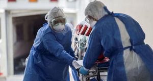 Agónica por COVID-19, se desploma buscando atención médica