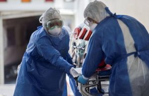 Agónica por COVID-19, se desploma buscando atención médica