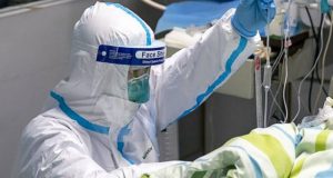 Siguen muriendo más médicos de COVID-19