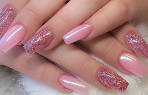 Uñas acrílicas, facilitan la presencia de hongos, bacterias y virus en las manos