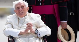 Salud del papa emérito Benedicto XVI es “extremadamente frágil”