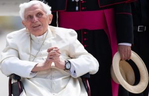 Salud del papa emérito Benedicto XVI es “extremadamente frágil”