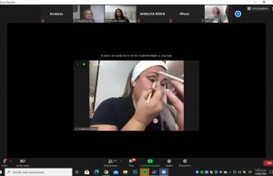 Imparten taller gratuito en línea de automaquillaje para mujeres