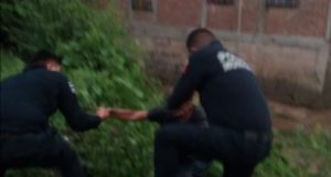 Policías rescatan a adulto mayor de arroyo en la colonia 21 de Marzo