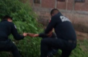 Policías rescatan a adulto mayor de arroyo en la colonia 21 de Marzo