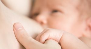 Leche materna hace mejores humanos, explica especialista