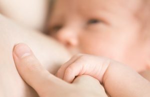 Leche materna hace mejores humanos, explica especialista