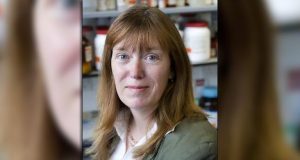 Sarah Gilbert la investigadora de Oxford, que desarrolla la vacuna contra COVID-19 ¡y la probó en sus trillizos!