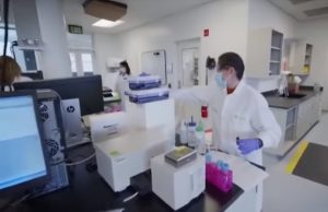 Segunda voluntaria de la vacuna AstraZeneca presenta enfermedad neurológica