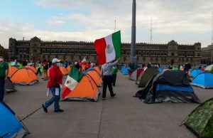 FRENA instala plantón en el Zócalo y claman renuncia de AMLO