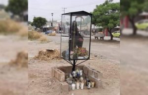 ¿A quién se le ocurrió? Montan altar a la Santa Muerte en bulevar Las Torres