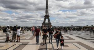 París decreta alerta máxima por rebrote de COVID-19