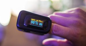 ¿Puede un oxímetro ayudar a detectar COVID-19 en casa?