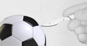 Del bisturí y un balón de fútbol